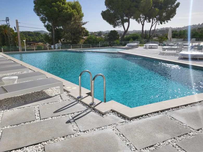 Piscina rectangular gresite rodeada camastros 1737135271 7186437