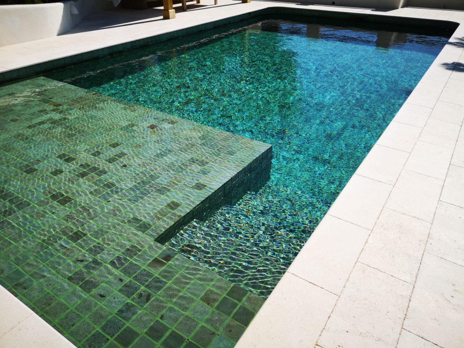 Revestimiento piscina piedra volcanica balinesa 1737637211 0527928
