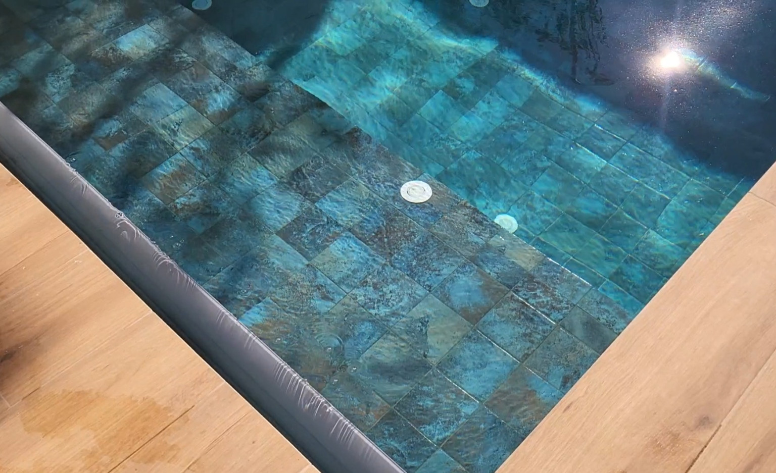 Piscina rectangular gresite azul borde madera 1737135449 14747