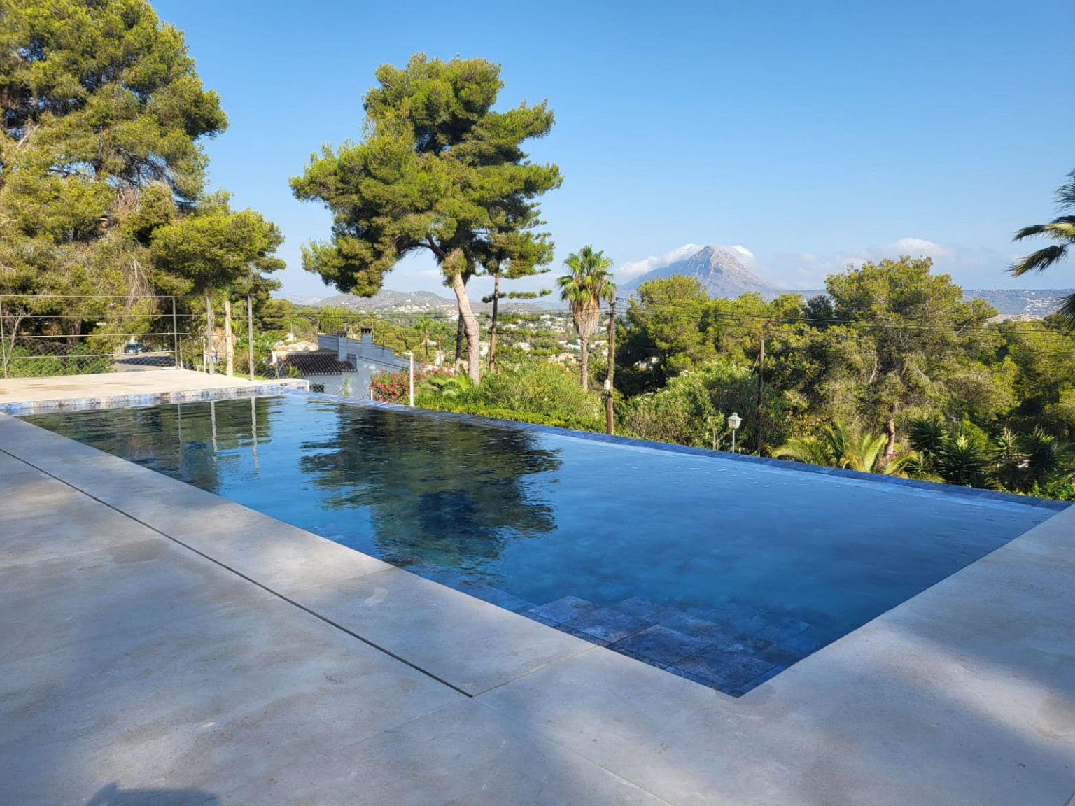 Piscina desbordante gresite vista panoramica 1737975956 4559126