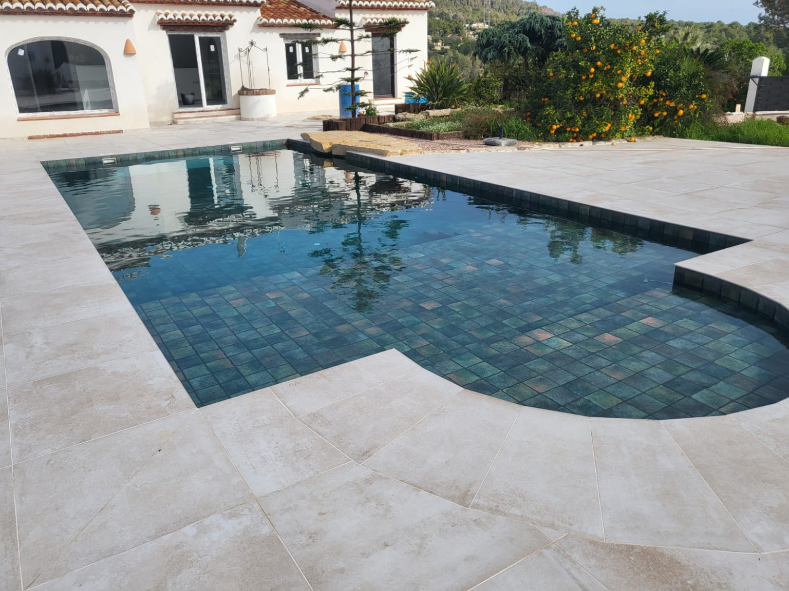 Piscina diseno moderno gresite azul decoracion 1737976820 9734402