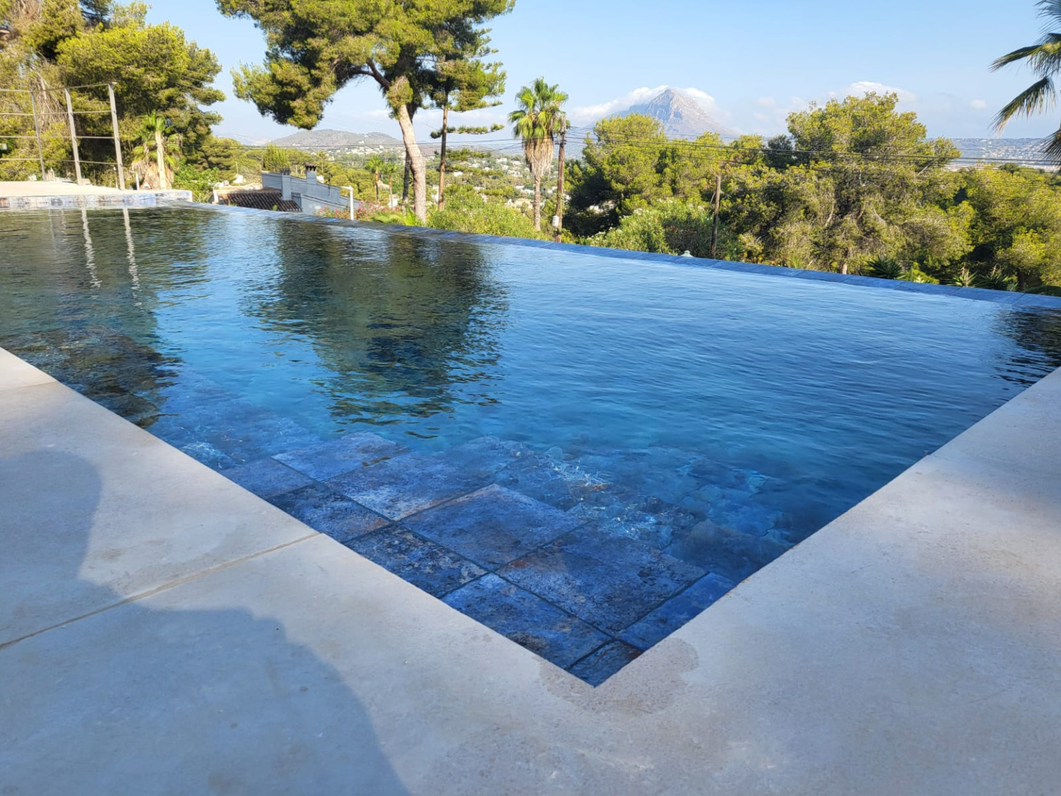 Piscina infinita gresite azul borde recto 1737975949 2590706