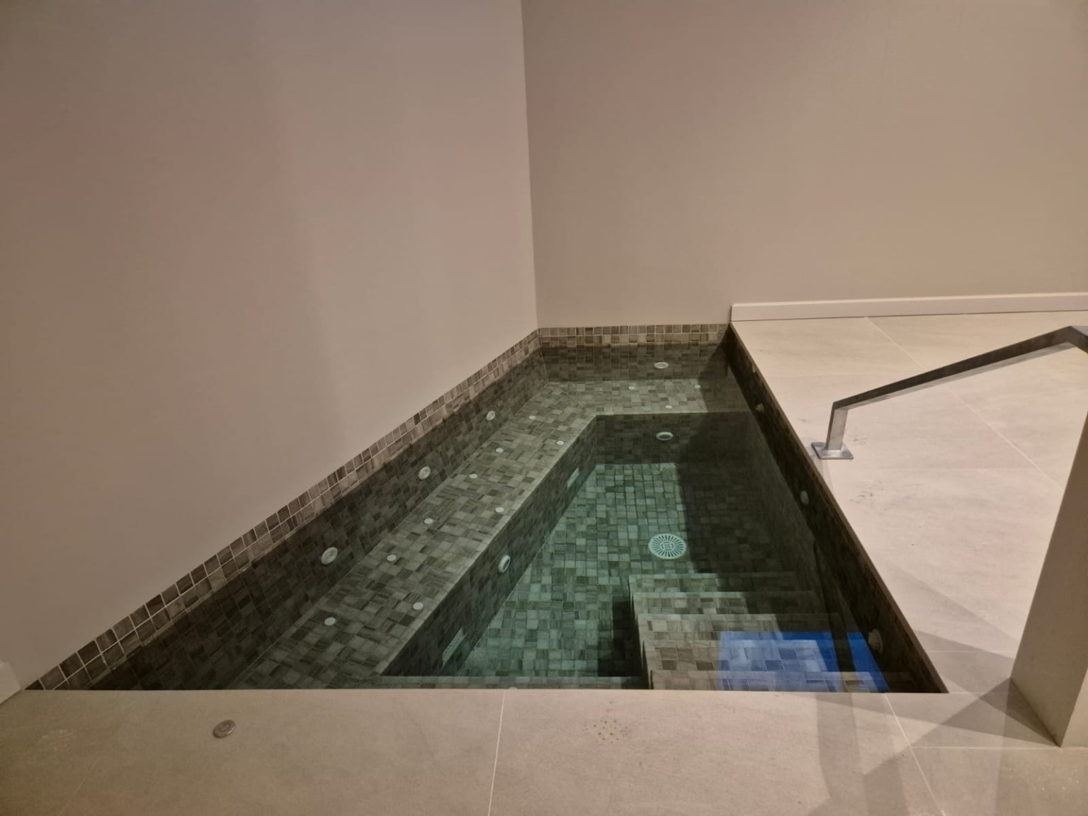 Piscina interior rectangular gresite escalera 1737973984 83236
