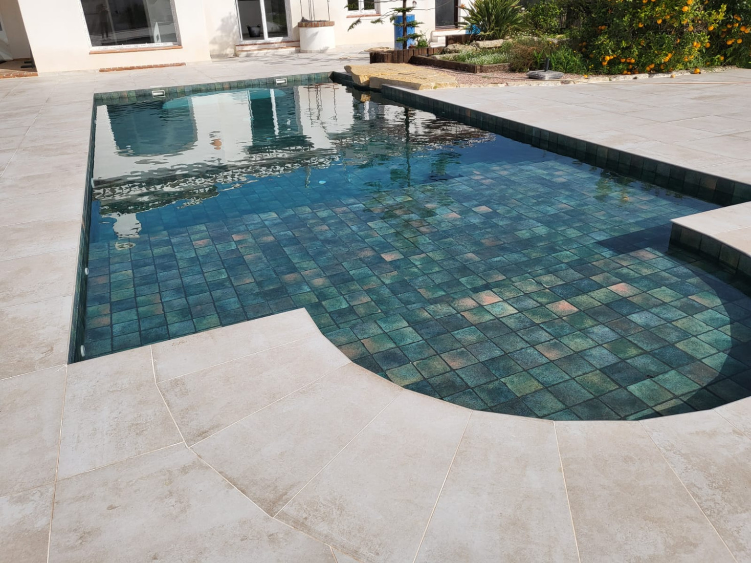 Piscina rectangular gresite azul bordes piedra 1737976817 2535946