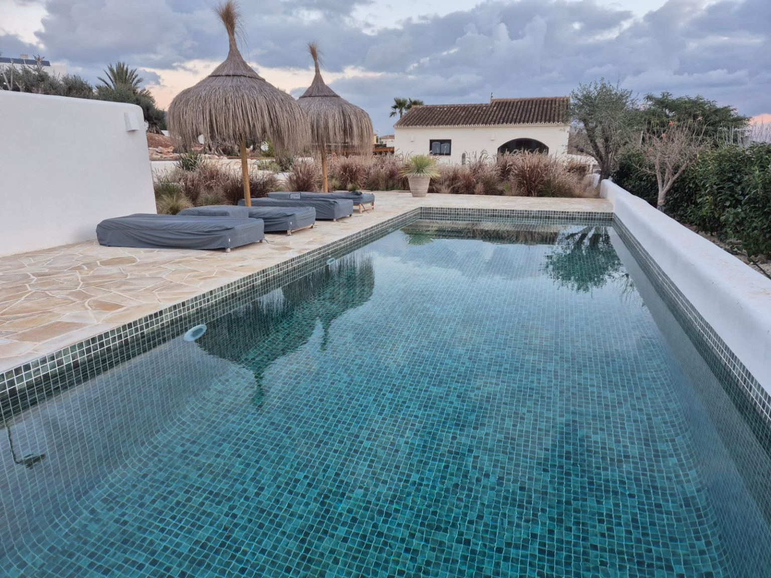 Piscina rectangular gresite tumbonas palapas 1737975930 7490785