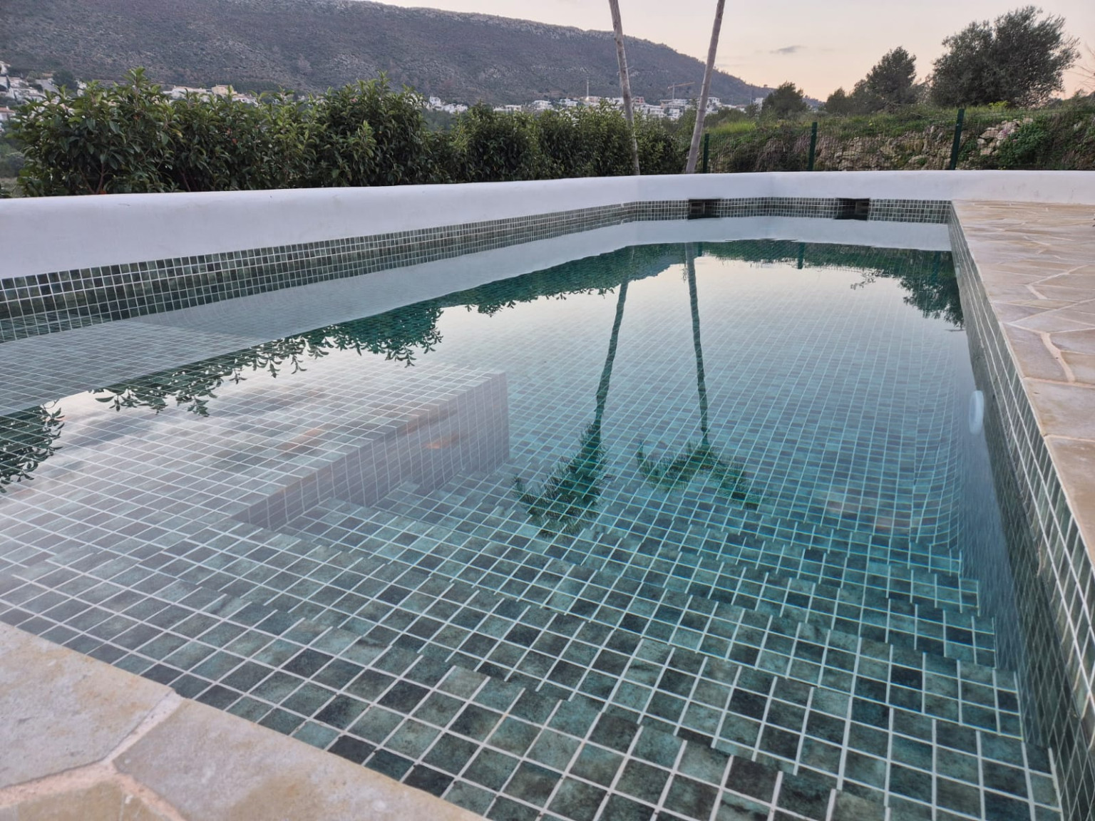 Piscina rectangular gresite verde coronacion blanca 1737974008 1225848