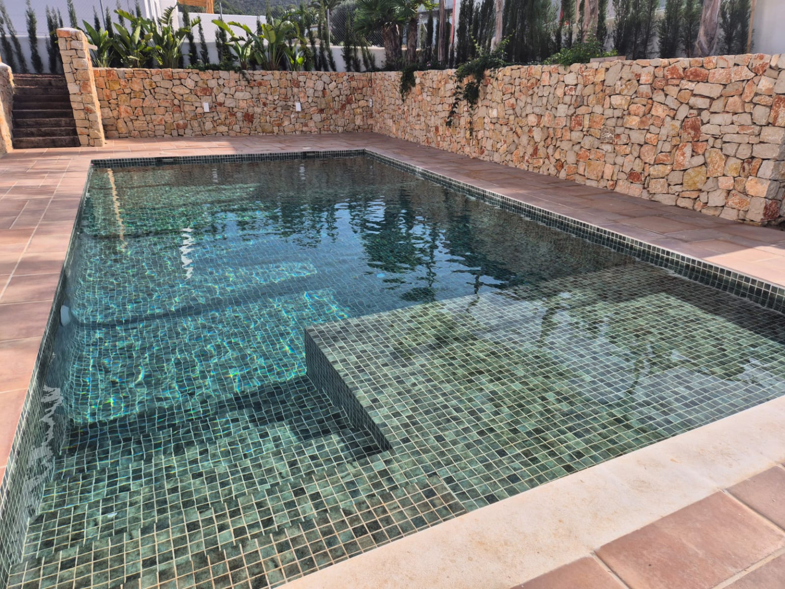 Piscina rectangular gresite verde escalones 1737975941 7744565
