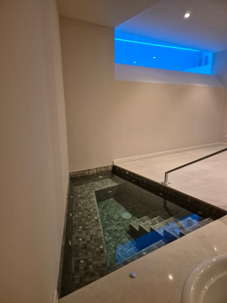 Piscina interior forma irregular gresite luz azul 1737973991 4278805