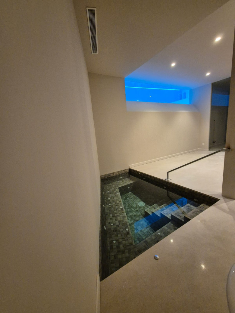 Piscina interior gresite luces led azules 1737973988 0081797