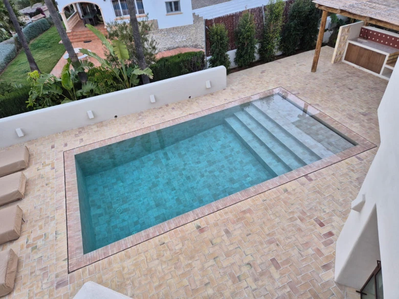 Piscina rectangular gresite escalera interior 1737973659 376526