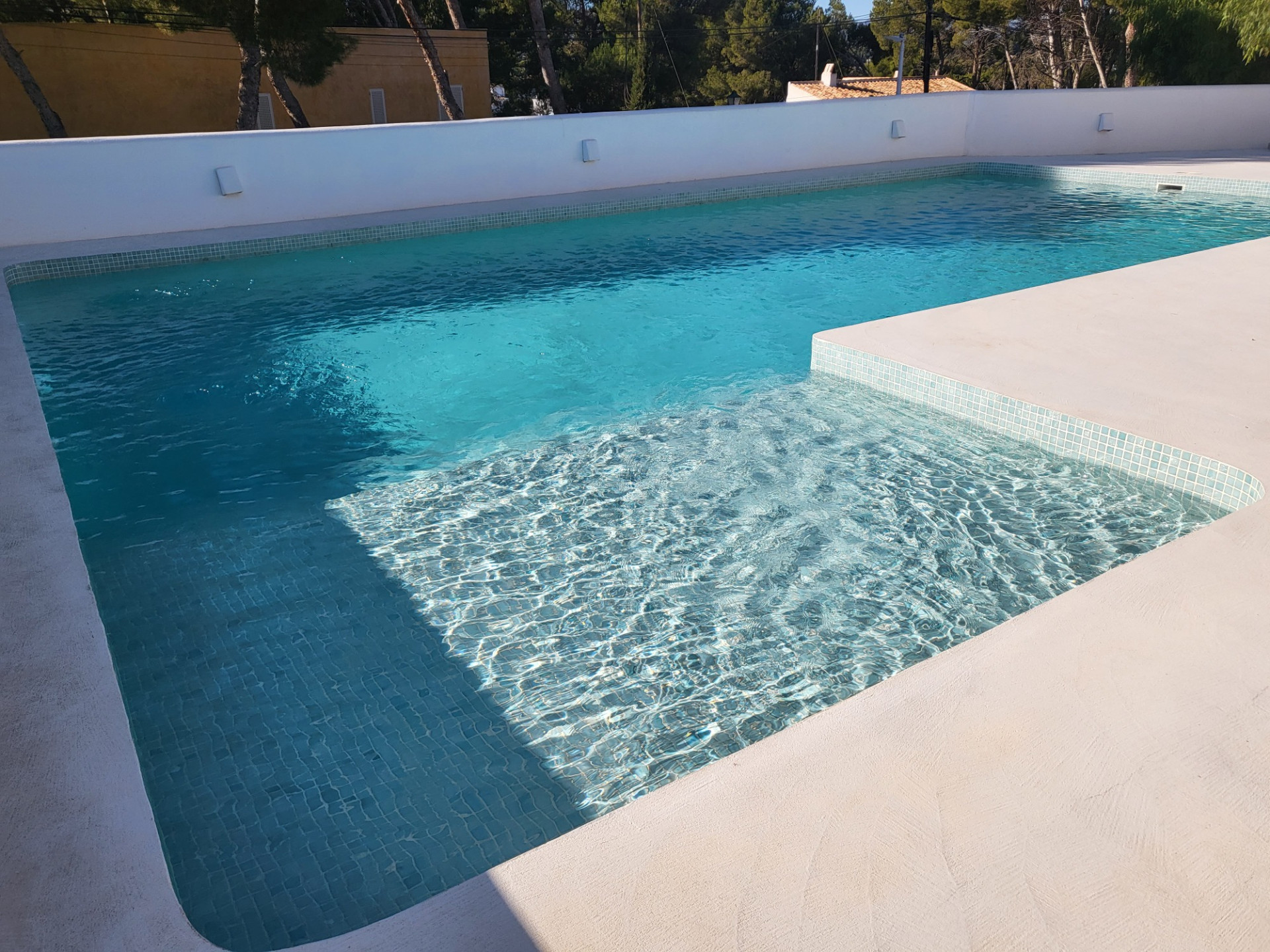 Piscina rectangular gresite azul borde minimalista 1737135300 158971