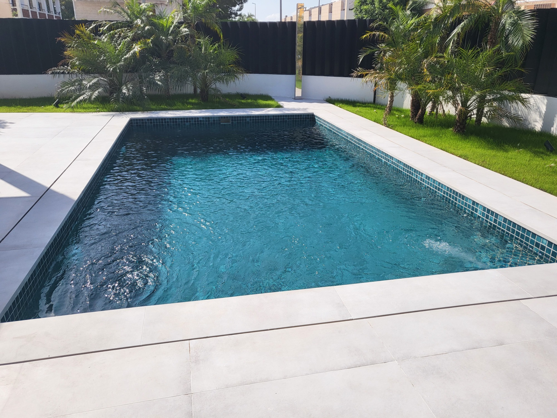 Piscina rectangular gresite azul entorno verde 1737135193 46813