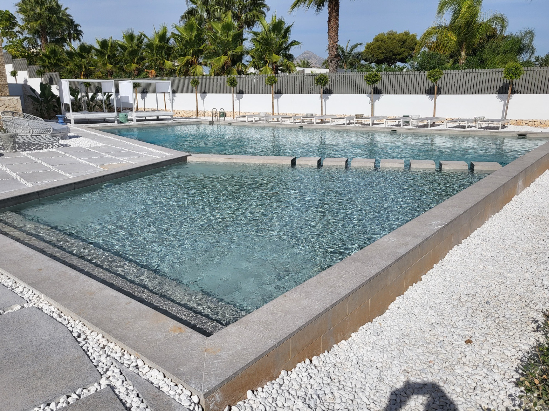Piscina rectangular gresite borde piedra 1737135290 5780015